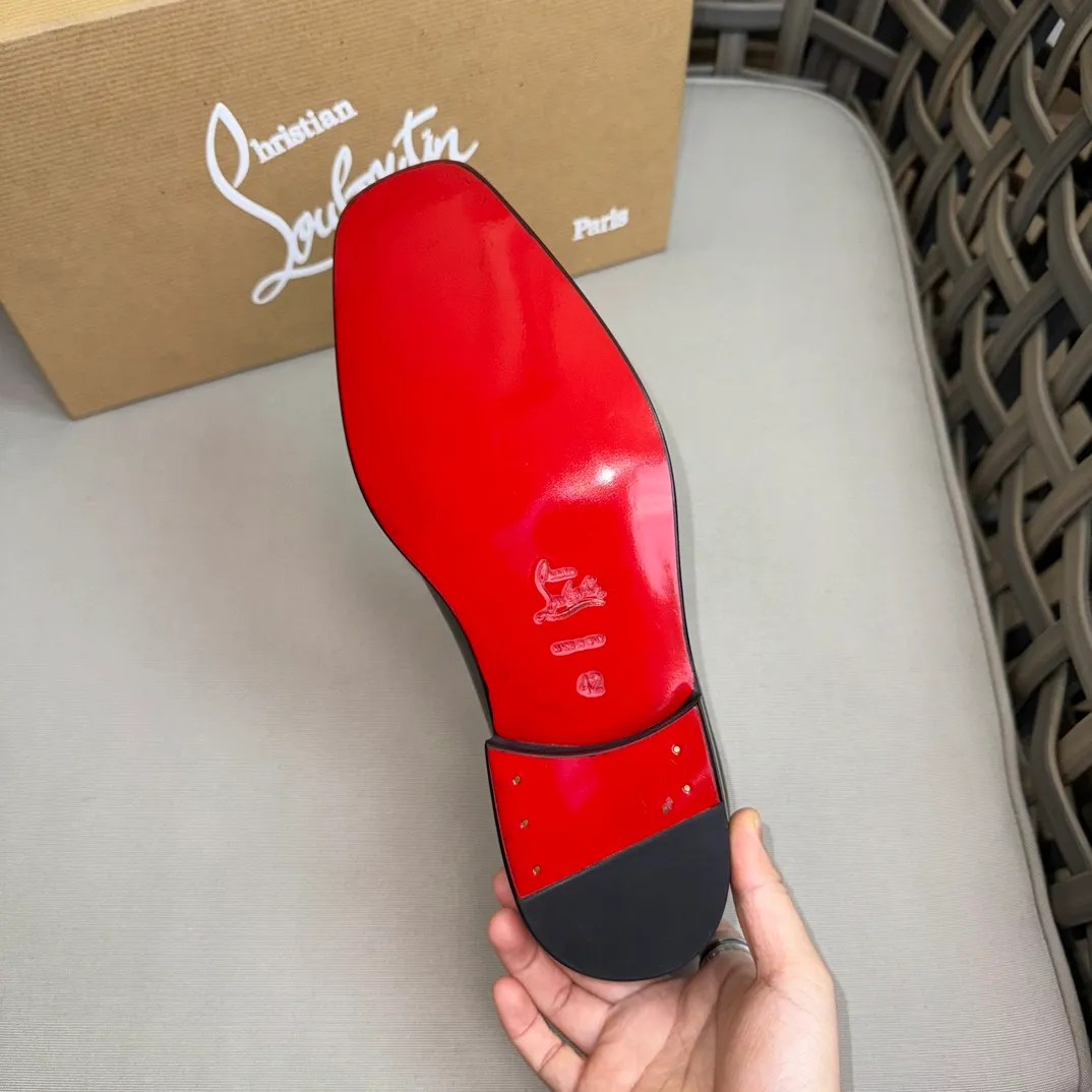 [CL red-soled shoes] Top P: 1020💰 Size 39-44 (⚠️38.45.46 custom-made, non-refundable and non-exchangeable) 🆑High-end men's business formal leather shoes, classic red-soled shoes | Fabric: Original imported first-layer cowhide, iconic rivet decoration | Lining: water-dyed cowhide lining Outsole: red cowhide outsole imported from Italy Brand: Christia*.Loubouti* 🆑 High-end men's business dress shoes | classic red soled shoes | Upper: original imported first layer cowhide iconic rivet decoration | Linning: Water dyed cow skin inner Outsole: red cowhide outsole imported from Italy Size: 39-44 (38.45.46 customized) Brand: Christia*.Loubouti*